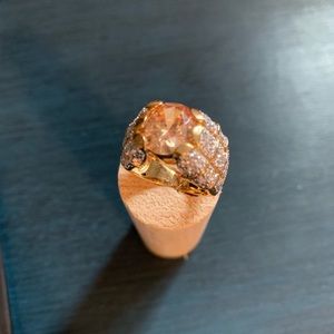 Size 6 women’s Gold tone Ring Peach stone